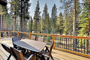 Outdoor dining - Updated 2,500-square-foot Home with hot tub, fireplace & game lounge (South Lake Tahoe)