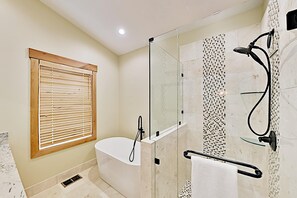 Shower, hair dryer, towels, shampoo - Updated 2,500-square-foot Home with hot tub, fireplace & game lounge (South Lake Tahoe)