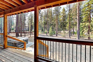 Property grounds - Updated 2,500-square-foot Home with hot tub, fireplace & game lounge (South Lake Tahoe)