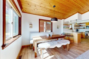 Dining - Forest getaway with spectacular lake view, 2 decks & hot tub - near Kings Beach (Kings Beach)