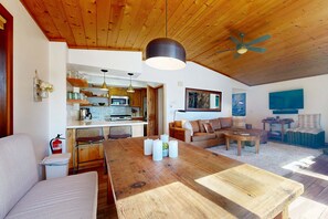 TV, fireplace, offices - Forest getaway with spectacular lake view, 2 decks & hot tub - near Kings Beach (Kings Beach)