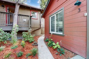 Exterior detail - Renovated Studio w/ Full Kitchen & hot tub access-Walk to Lakeside Beach (South Lake Tahoe)