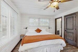 Room - Renovated Studio w/ Full Kitchen & hot tub access-Walk to Lakeside Beach (South Lake Tahoe)