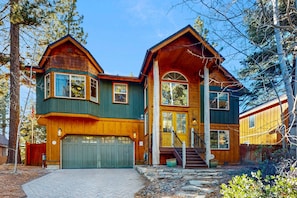Exterior - Beautiful & Spacious Newer Home with Lovely Master Suite & Gourmet Kitchen (South Lake Tahoe)