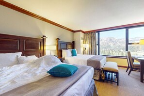 Tabla de planchar con plancha, wifi y ropa de cama 
