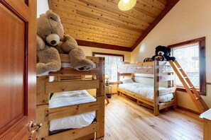 Iron/ironing board, WiFi, bed sheets - Family friendly cabin with a private hot tub & access to a shared pool, tennis (Truckee)
