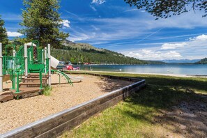 Children’s area - Family friendly cabin with a private hot tub & access to a shared pool, tennis (Truckee)