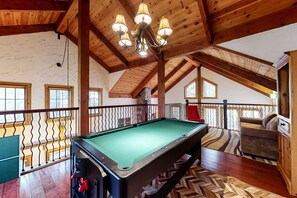 Games room - Family friendly cabin with a private hot tub & access to a shared pool, tennis (Truckee)