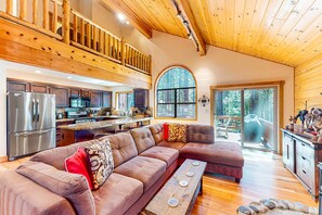 TV, fireplace, DVD player, offices - The Bears Lair House with Private Hot Tub & Tahoe Donner Passes (Truckee)