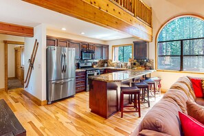 Fridge, microwave, oven, stovetop - The Bears Lair House with Private Hot Tub & Tahoe Donner Passes (Truckee)