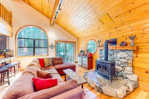 TV, fireplace, DVD player, offices - The Bears Lair House with Private Hot Tub & Tahoe Donner Passes (Truckee)