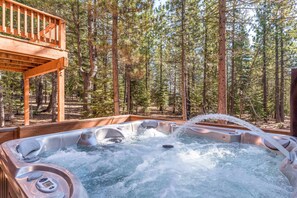 Outdoor spa tub - The Bears Lair House with Private Hot Tub & Tahoe Donner Passes (Truckee)