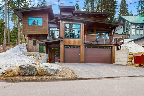 Pristine home with lovely interior, private deck, fast WiFi - great location