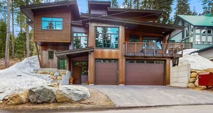 Pristine home with lovely interior, private deck, fast WiFi - great location