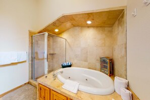 Shower, hair dryer, towels, shampoo - Mountain Home with Access to Shared Pool, Hot Tub, Sauna, & Tennis (Truckee)