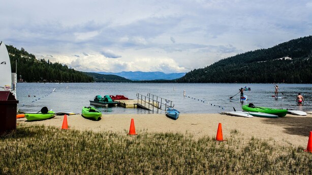 A lakeside setting with kayaks, a dock, and a beach. - Mountain Home with Access to Shared Pool, Hot Tub, Sauna, & Tennis (Truckee)