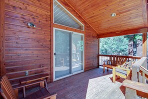 Terrace/patio - Mountain Home with Access to Shared Pool, Hot Tub, Sauna, & Tennis (Truckee)