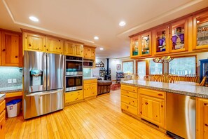 Fridge, microwave, oven, stovetop - Mountain Home with Access to Shared Pool, Hot Tub, Sauna, & Tennis (Truckee)