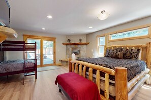 Desk, WiFi, bed sheets - Grand lodge in the woods near golf, hiking & skiing with multiple fireplaces (South Lake Tahoe)