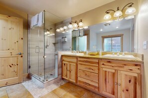 Shower, hair dryer, towels - Grand lodge in the woods near golf, hiking & skiing with multiple fireplaces (South Lake Tahoe)