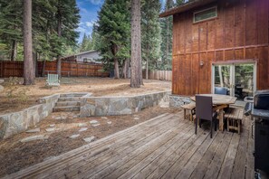 Outdoor dining - Grand lodge in the woods near golf, hiking & skiing with multiple fireplaces (South Lake Tahoe)