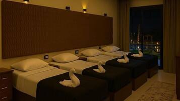 Quarto quádruplo premium, vista para a piscina | Spa