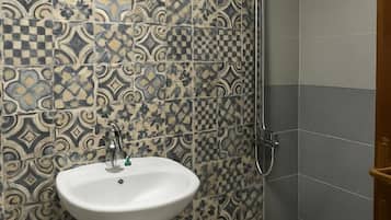 Premium Quadruple Room, Pool View | Bathroom