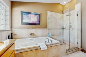 Dusche, Handtücher, Shampoo