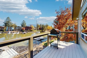 Property grounds - Charming Tahoe Keys Waterfront Retreat with Private Dock, Pool Table (South Lake Tahoe)