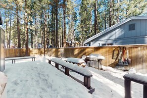 Property grounds - Family-Friendly Cabin with Spa, Two Decks, Fenced Yard and Play Structure (South Lake Tahoe)