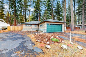 Exterior - Relaxing Dog-friendly home with gas grill & private fenced yard - close to marina (South Lake Tahoe)