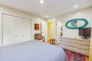 WiFi, bed sheets - Relaxing Dog-friendly home with gas grill & private fenced yard - close to marina (South Lake Tahoe)