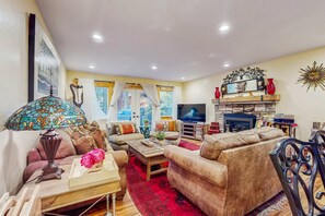 TV, fireplace, offices - Relaxing Dog-friendly home with gas grill & private fenced yard - close to marina (South Lake Tahoe)