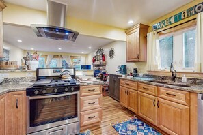 Fridge, microwave, oven, stovetop - Relaxing Dog-friendly home with gas grill & private fenced yard - close to marina (South Lake Tahoe)