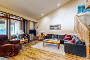 Living area - Second-floor lakefront condo with scenic views & easy access to town & slopes (Truckee)