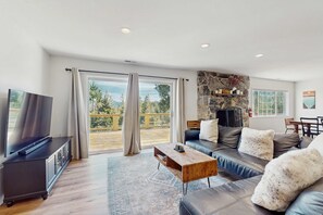 TV, fireplace, video games, DVD player - Stunning Home with Private Dock, Pier and Beaches, Lake Views (Tahoma)