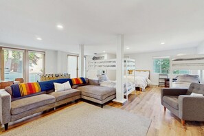 Desk, WiFi, bed sheets - Stunning Home with Private Dock, Pier and Beaches, Lake Views (Tahoma)