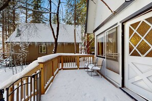 Property grounds - Classic Gambrel-style cabin, family and pet friendly, walk to lake, close to ski (South Lake Tahoe)