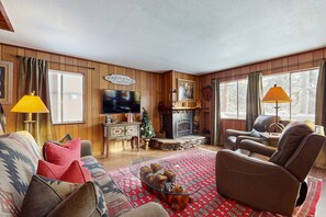 TV, fireplace, offices - Classic Gambrel-style cabin, family and pet friendly, walk to lake, close to ski (South Lake Tahoe)