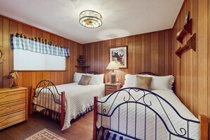 WiFi, bed sheets - Classic Gambrel-style cabin, family and pet friendly, walk to lake, close to ski (South Lake Tahoe)