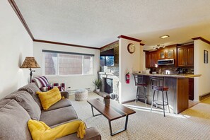 Living area - Lake View Condo with Private Beach Access, Heated Pool, Near Ski Resorts (Tahoe Vista)