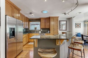 Fridge, microwave, oven, stovetop - Charming Dog-Friendly Home Steps from Hiking Trails - private W&D (South Lake Tahoe)