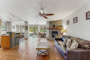 TV, fireplace, offices - Charming Dog-Friendly Home Steps from Hiking Trails - private W&D (South Lake Tahoe)