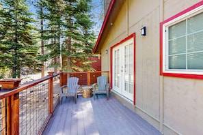 Terrace/patio - Charming Dog-Friendly Home Steps from Hiking Trails - private W&D (South Lake Tahoe)