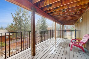 Terrace/patio - Pristine Family and Dog Friendly Mountain Home with Deck, BBQ, W&D (Truckee)