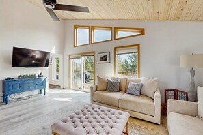 TV, DVD player, offices - Pristine Family and Dog Friendly Mountain Home with Deck, BBQ, W&D (Truckee)