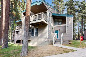 Exterior - Beautiful Condo with private beach access, shared pools & hot tubs (South Lake Tahoe)