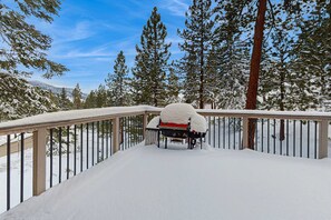 Property grounds - Family-friendly home with mountain views, pool table, fireplace, & spacious deck (Stateline)