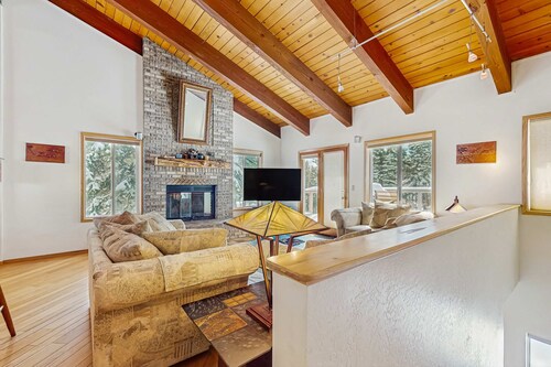 Family-friendly home with mountain views, pool table, fireplace, & spacious deck
