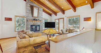 Family-friendly home with mountain views, pool table, fireplace, & spacious deck